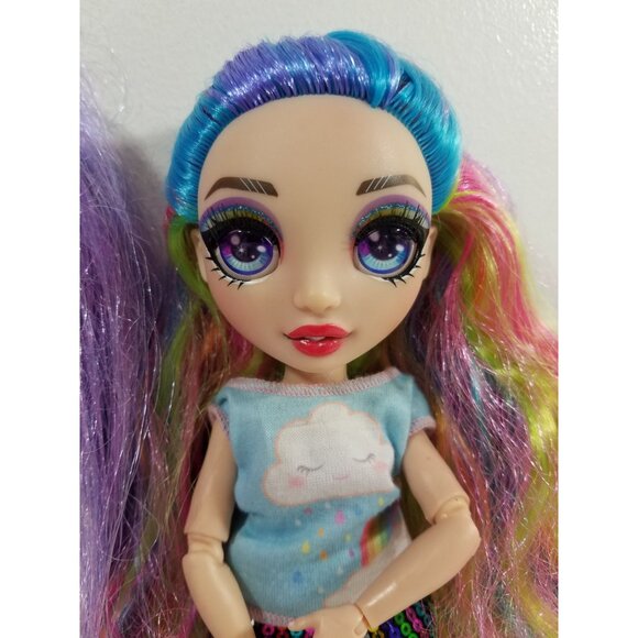 Rainbow High Dolls Cheerleader Violet Willow & Amaya Raine Rainbow - Picture 5 of 15